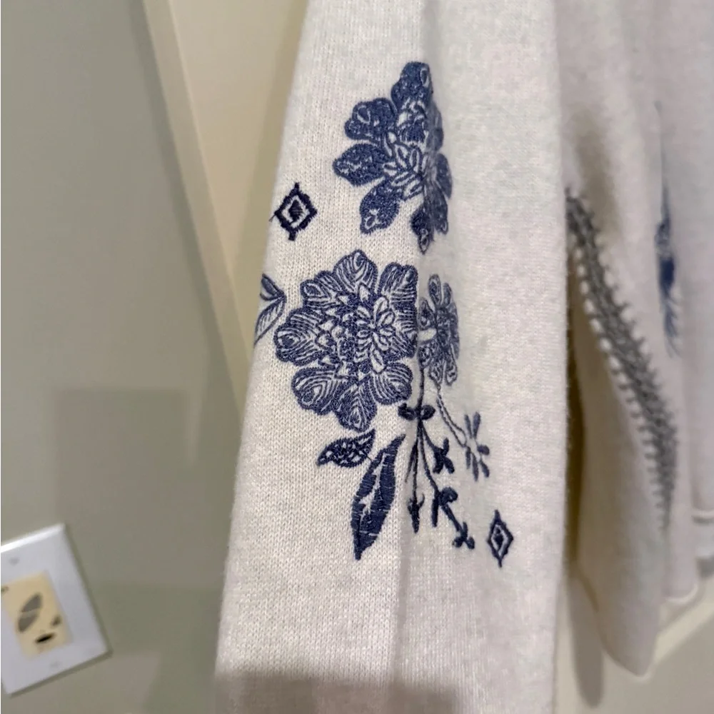 Johnny Was Cream V-Neck Whipstitch Cashmere Sweater with Blue and Red Embroidery - Picture 7 of 9